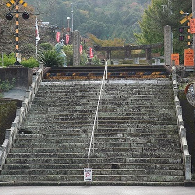 【佐賀】珍百景！ななつ星in九州が神社内を走る★「磁山神社」