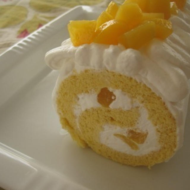 桃缶のロールケーキ