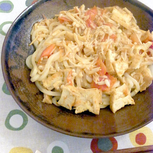 トマトとエノキのエスニック風うどん