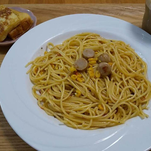 パキット「ペペロンチーノ」＋ウインナーとコーン