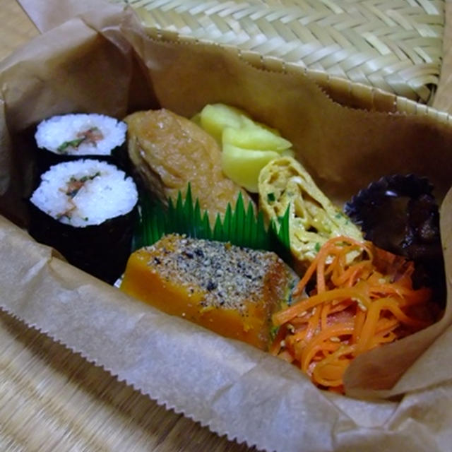 おいなりさんと梅しそ海苔巻きお弁当。