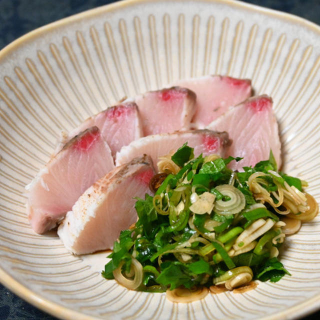 ブリの湯引き、香味野菜の醤油漬け添え。お鍋の副菜にぴったり、ねぎやにんにく、大葉たっぷりおつまみ。