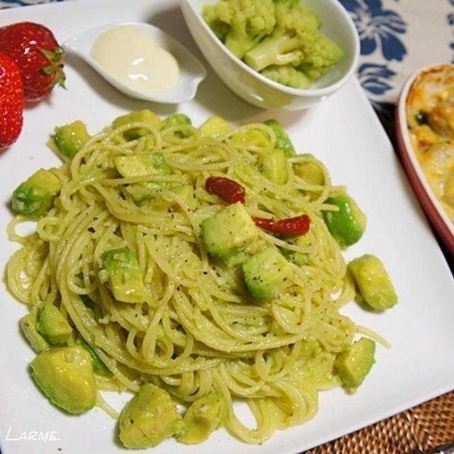 塩麹でイタリアン♪　アボカド塩麹のペペロンチーノと牡蠣のチーズ焼き