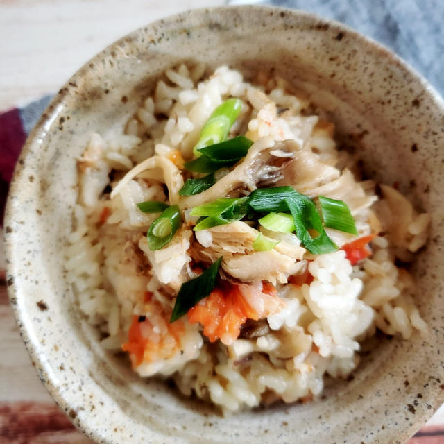 うま味の相乗効果で楽うま♪サバ缶とトマトときのこの炊き込みご飯