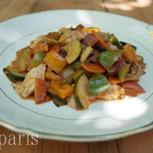 ごはんが進む。鶏とたっぷり夏野菜のチリソース炒め、生姜レモン風味