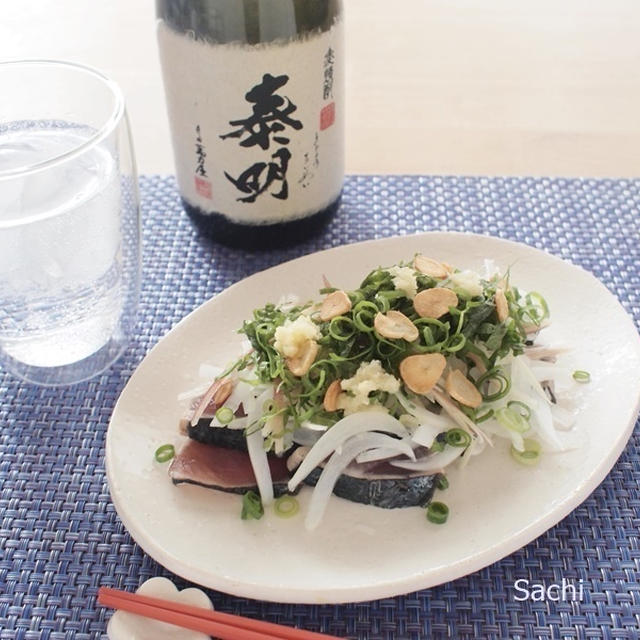 カツオのたたきと大分県の麦焼酎「泰明」でうち飲み