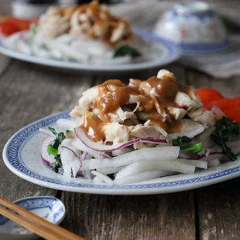 棒久鶏 (茹で鶏の胡麻だれがけ)