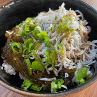 もずく＆シラス丼、と人参ドレッシングのサラダ