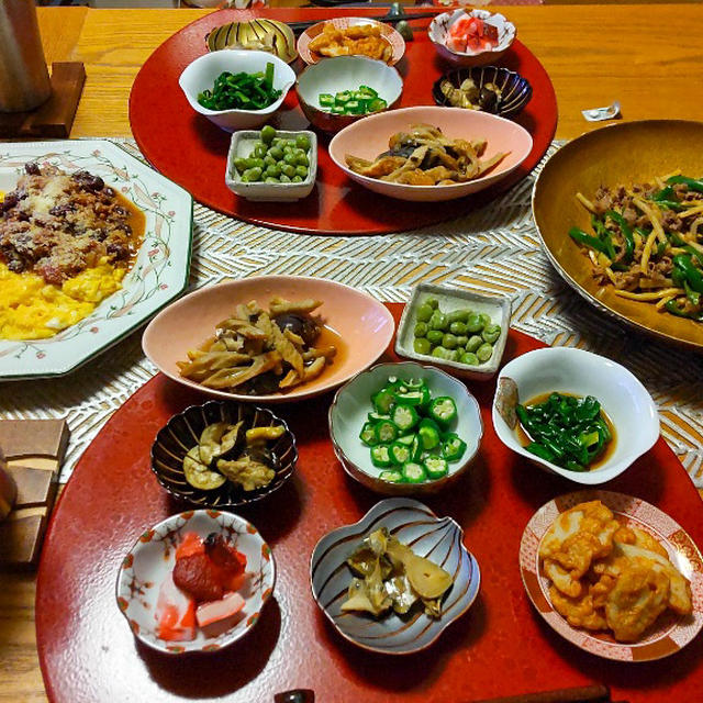 青椒肉絲とスクランブルエッグチリビーンズのせと小鉢８品で晩酌
