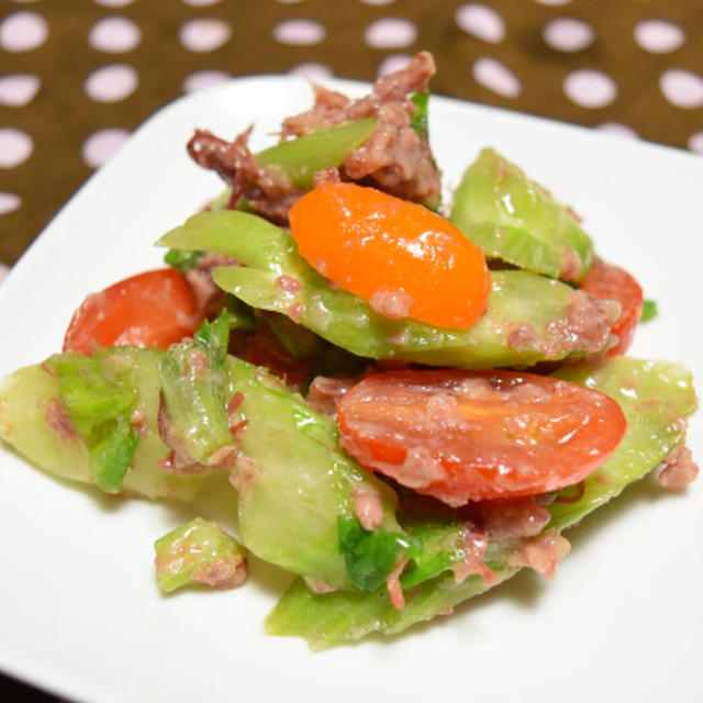 セロリとコンビーフのサラダ。作りおきにぴったり、おつまみにも朝食にも。