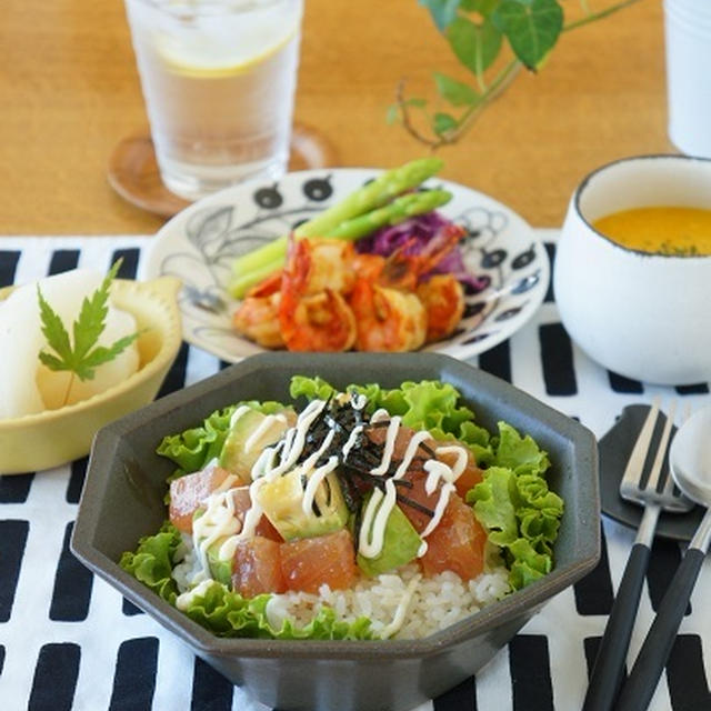 ポキ丼とガーリックシュリンプのハワイアンなランチ