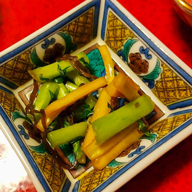 大根の皮と茎の塩昆布漬け 袋に入れて揉んでおいとくだけ