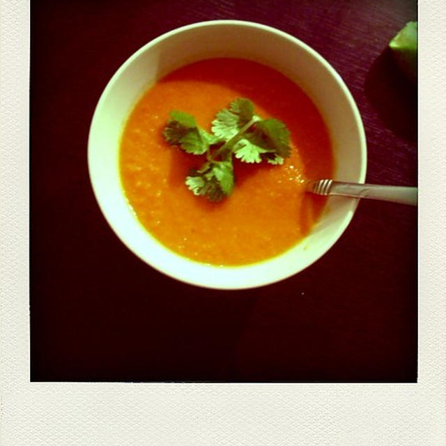 夏時間から冬時間へ、スパイシーなトマトのスープ