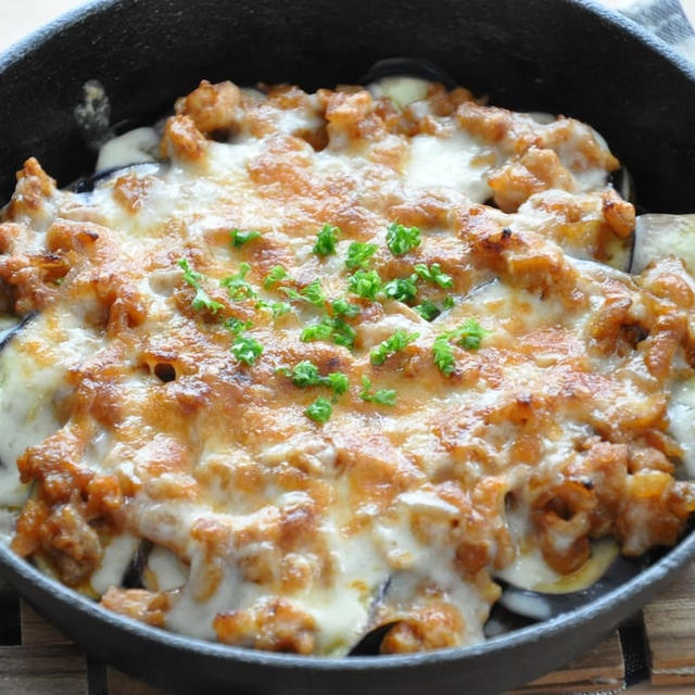 ミートソースのアレンジレシピ「なすと豚こまのチーズ焼き」