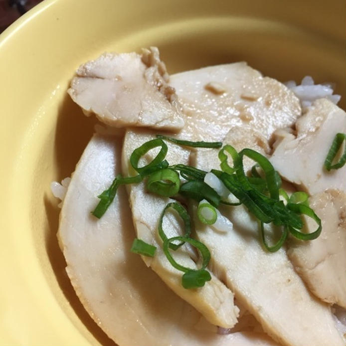 器に盛られた鶏ハムチャーシュー丼