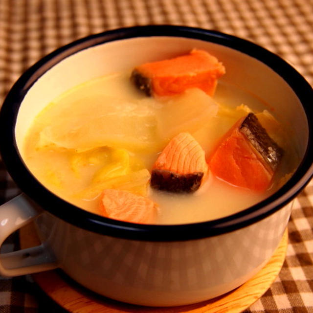 白菜と甘塩鮭の豆乳スープ　〜１月の野菜〜