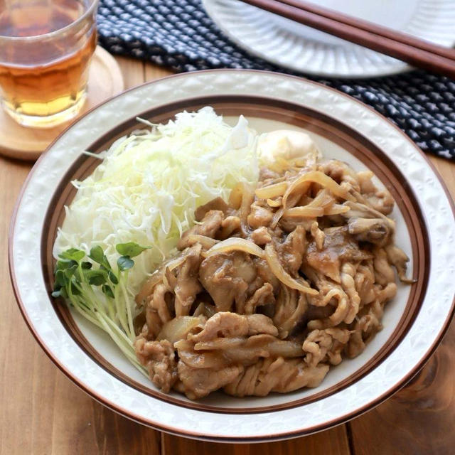 一度食べるとやみつき！生姜たっぷり【豚肉ときのこの味噌炒め】