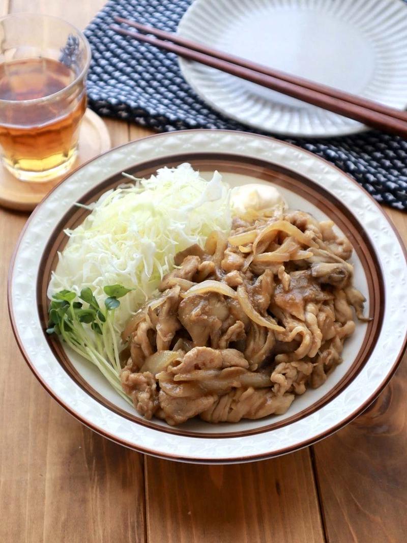 一度食べるとやみつき！生姜たっぷり【豚肉ときのこの味噌炒め】