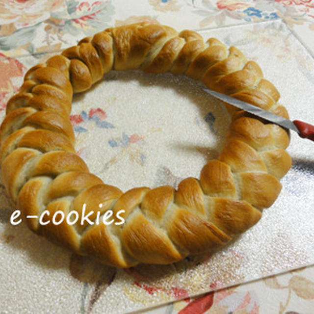 Test production of Christmas wreath　bread （クリスマスリースパンの試作）