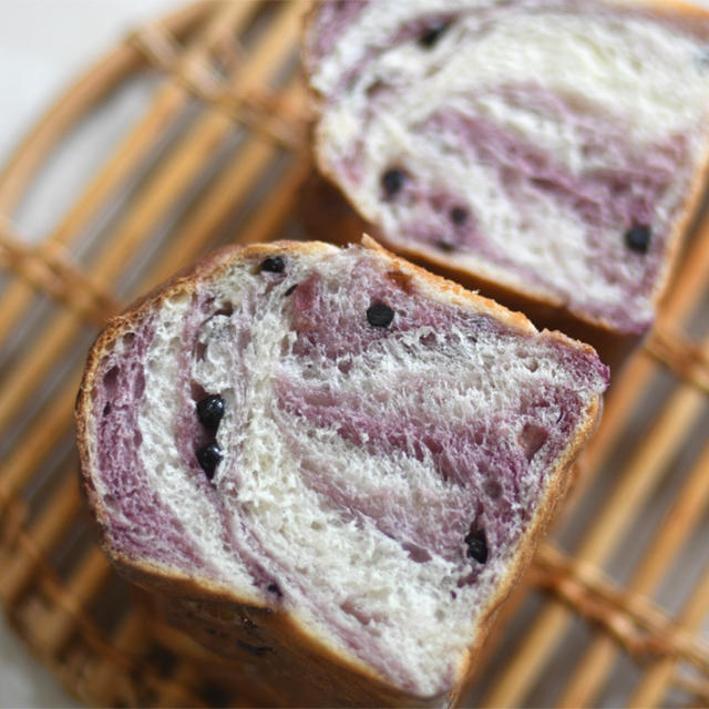 ベリーマーブル食パン
