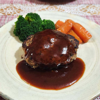 肉汁を閉じ込めたハンバーグ