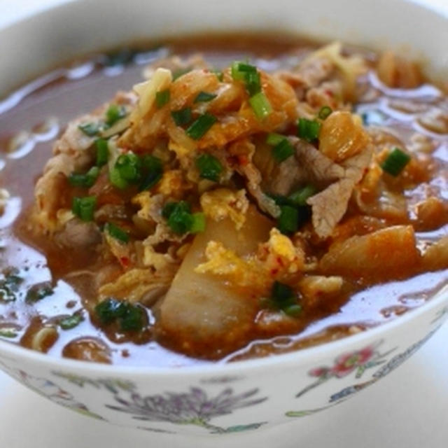 鍋ひとつで作る! 卵でまろやか豚キムチラーメン