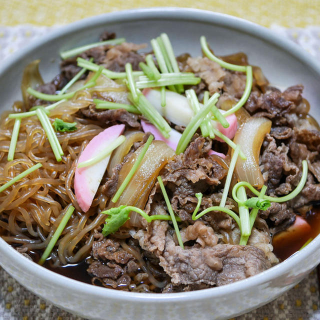 意外に三つ葉がいいアクセントに「牛肉と糸こんにゃくのすき煮」
