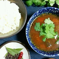 野菜エキスたっぷり、酸味＆辛みの養生スパイススープ。
