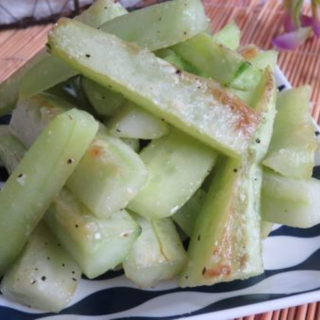 食感も絶妙♪　皮むききゅうりの塩にんにく炒め