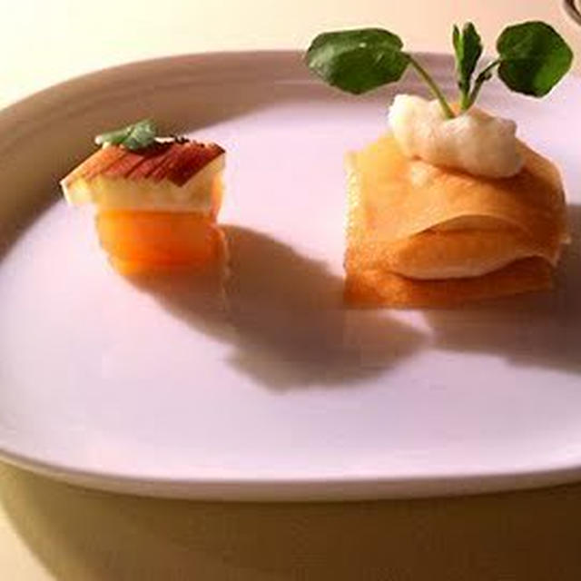 ある日のコース　アミューズ：自家製スモークサーモンと洋梨風味のポテトピュレのフィアンティーヌ