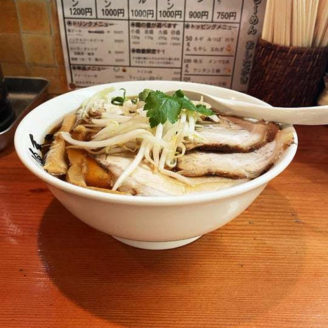 ワンタンチャーシューメン大盛を手もみ平打ち麺で啜る