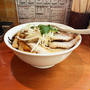 ワンタンチャーシューメン大盛を手もみ平打ち麺で啜る