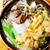 お惣菜のかき揚げを使った鍋焼きうどんは、上げ底スタイル