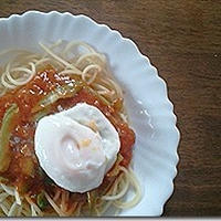 セロリミートソース温玉のせパスタを作りました