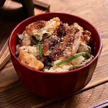 穴子の旨味がしみ込む「山菜と焼き穴子の釜飯」