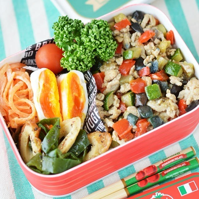 「夏野菜たっぷりガパオ風鶏そぼろ＆人参のマヨラー油和えのお弁当」←目玉焼き以外ぜんぶ作り置きを活用