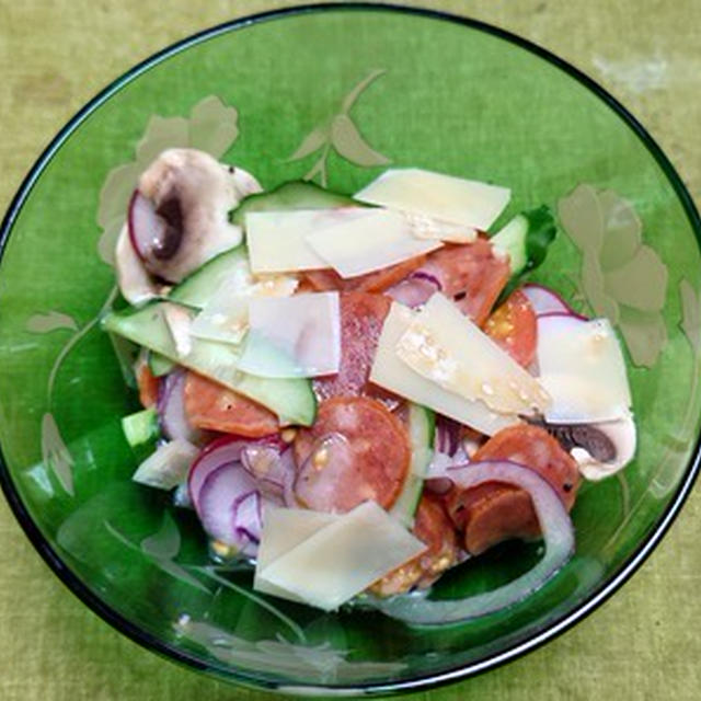 パルメザンチーズとカルパスと野菜のサラダ