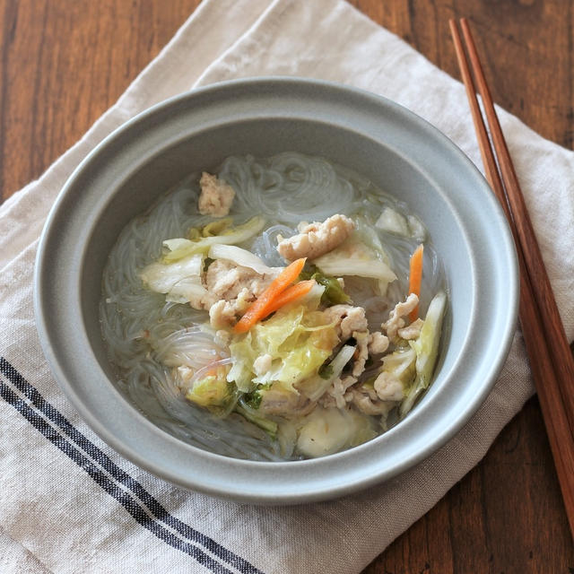 包丁不要な簡単レシピ。鶏ひき肉と白菜漬けの春雨スープ
