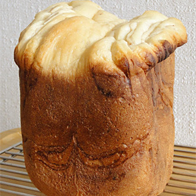 GOPANのパネトーネマザー・いちごミルクマーブル食パン