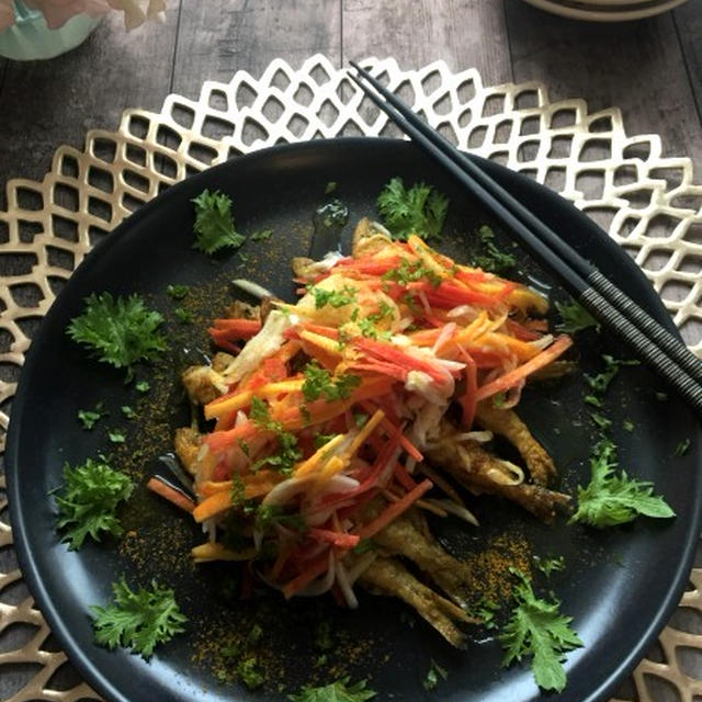 野菜もたっぷりと～！ワカサギのカレー風味マリネ