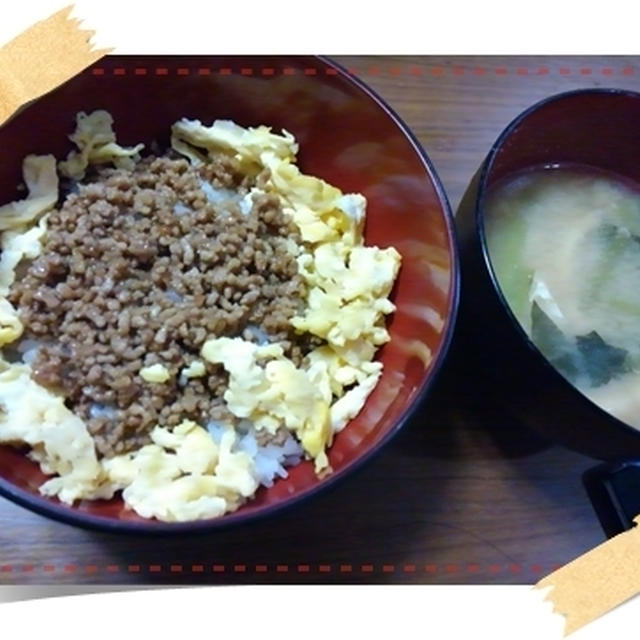 肉そぼろと炒り卵の2色丼。レンチンでカンタンひじきのにもの