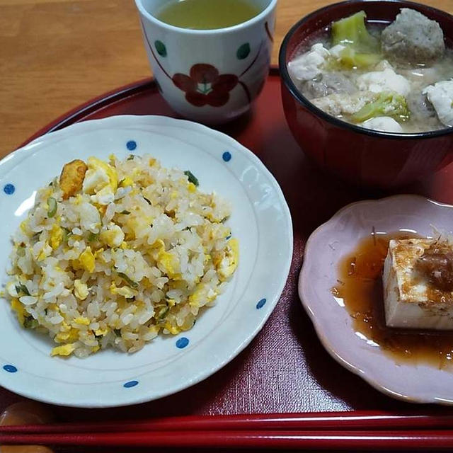 卵チャーハンとつみれの味噌汁