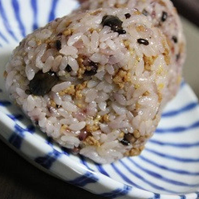 8月8日　　十六穀ごはんの甘辛そぼろにぎり