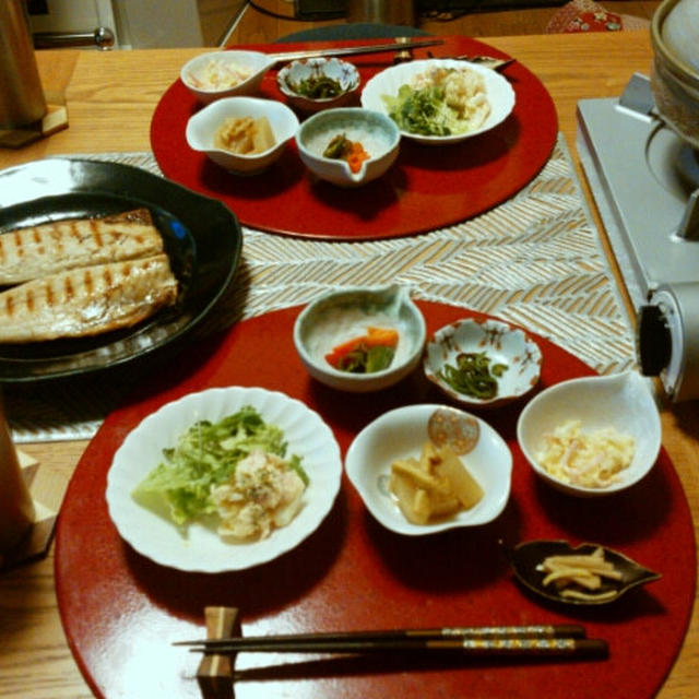 メインはダンナごはん。鶏だし鍋と焼サバと作り置き小鉢6品で晩酌