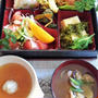 ■お盆1５日のお供え御膳【鮭と枝豆のおにぎり／蟹爪と菜園野菜の天婦羅他】