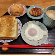 目玉焼きとコロッケとパン