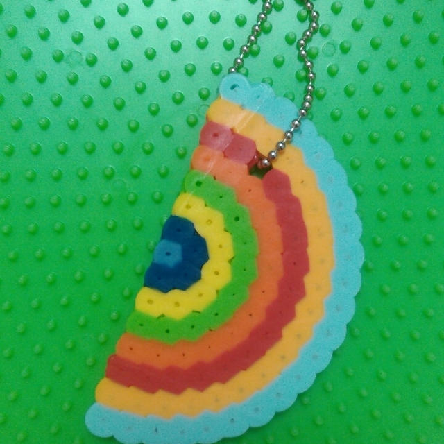 息子作品☆アイロンビーズ(パーラービーズ)で虹～ハンドメイド