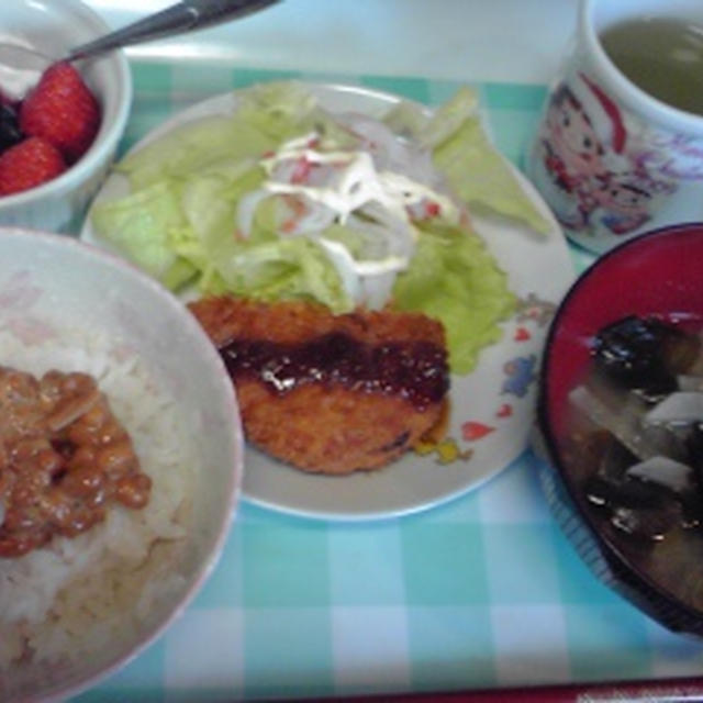 今朝の自分ご飯、うす塩なめたけ納豆とか、大根とわかめの味噌汁とか、コロッケとか。