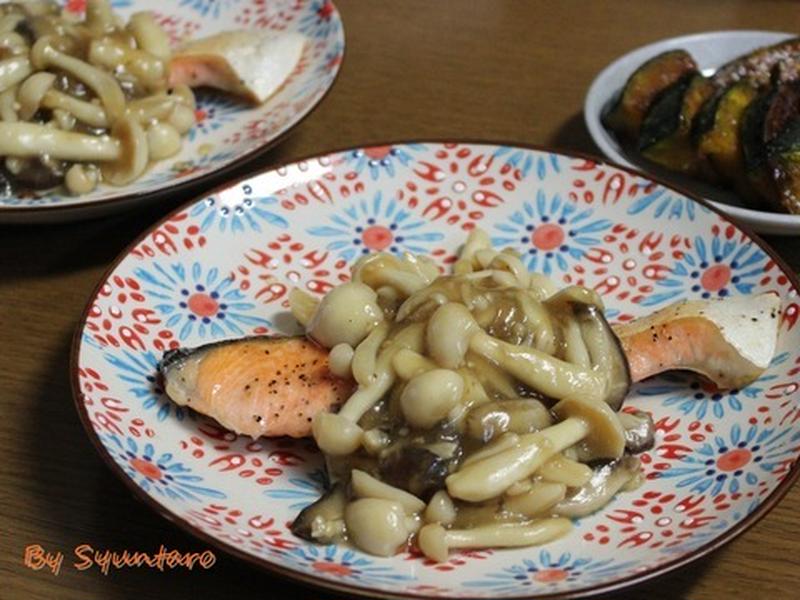 麺つゆで簡単『和風きのこ餡かけでいただく鮭のソテー』～スパイスアンバサダー・粗挽きこしょうと粗挽きガーリック使用～