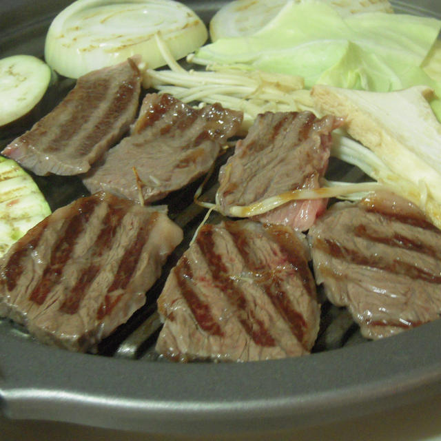 焼肉・泰ちゃんでカルビ、ハラミ、トントロ